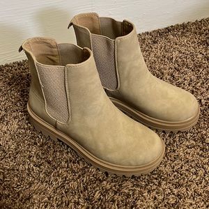 Tan Chelsea boots